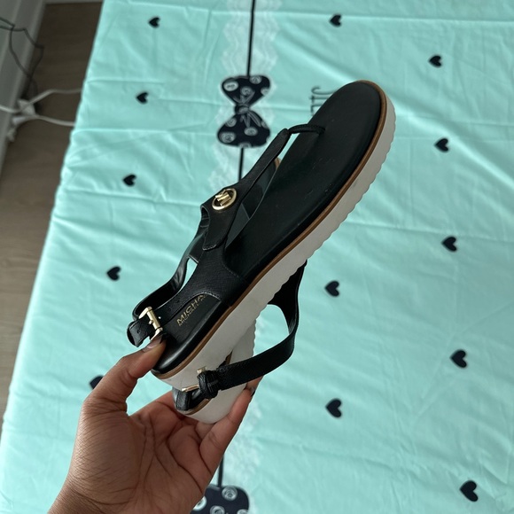 Beautiful Michael Kors sandals - Picture 2 of 2